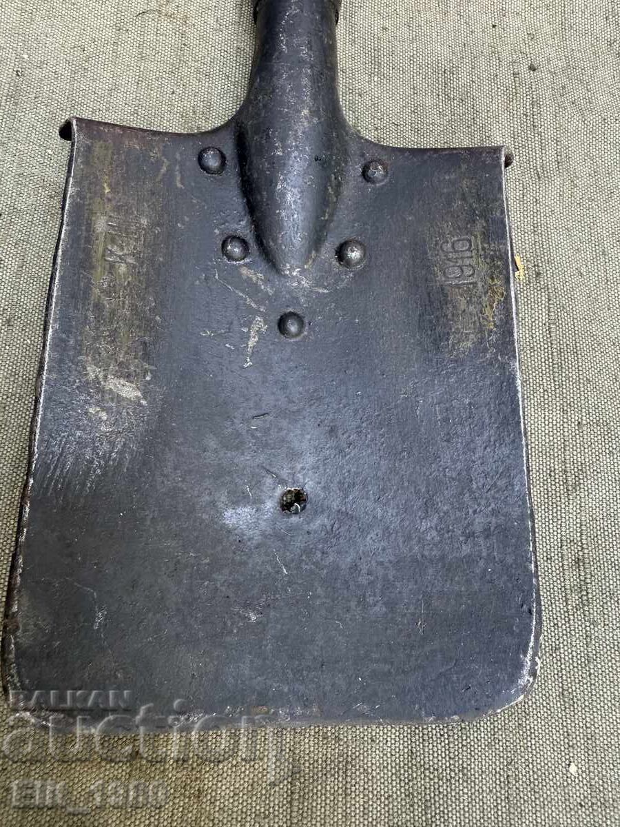 Delivery of Russian soldier's shovel 1916