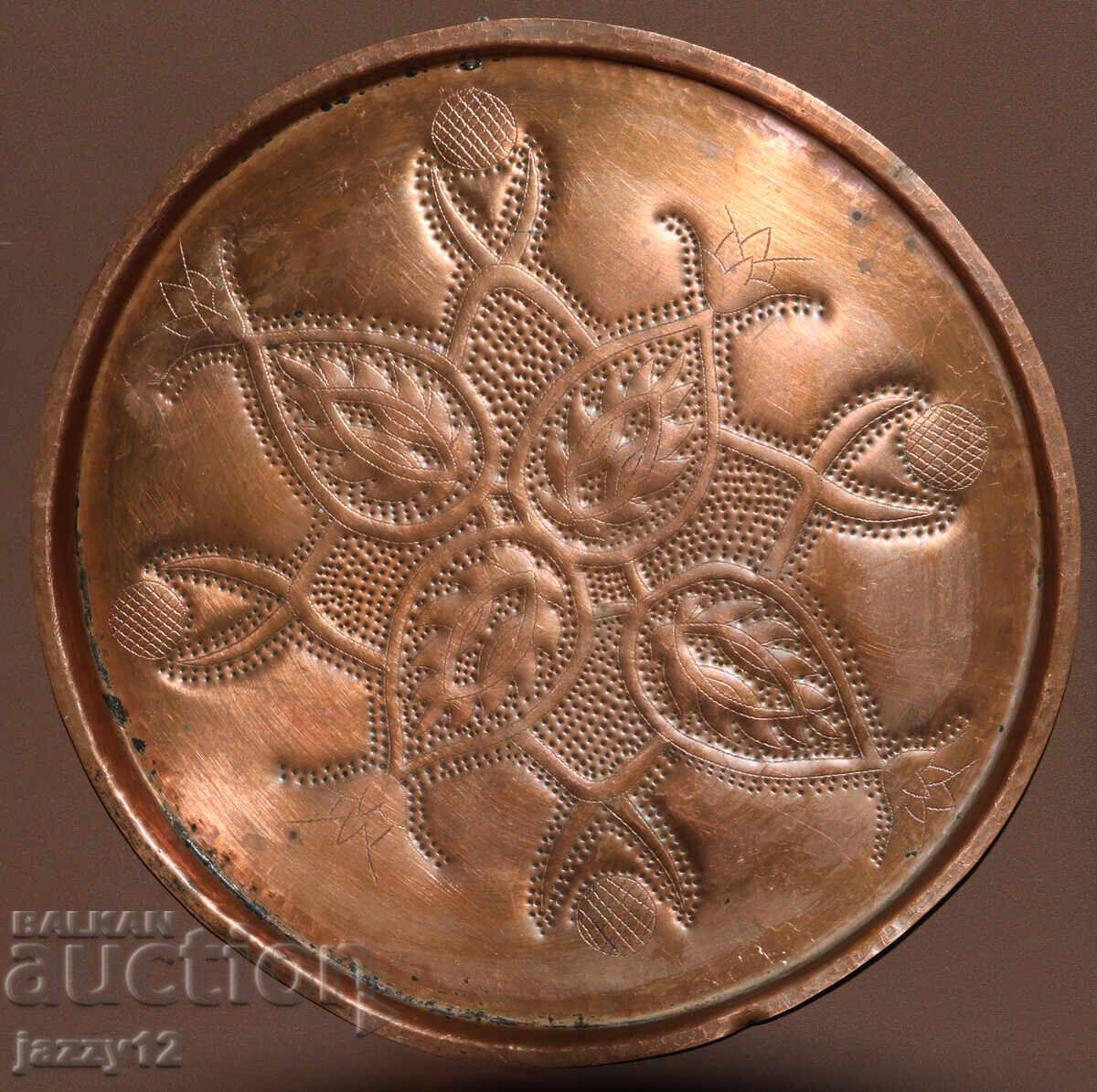 Παλαιός χειροποίητος χάλκινος δίσκος με φλοράλ μοτίβα με τιμή 190.00 BGN | € 97.15