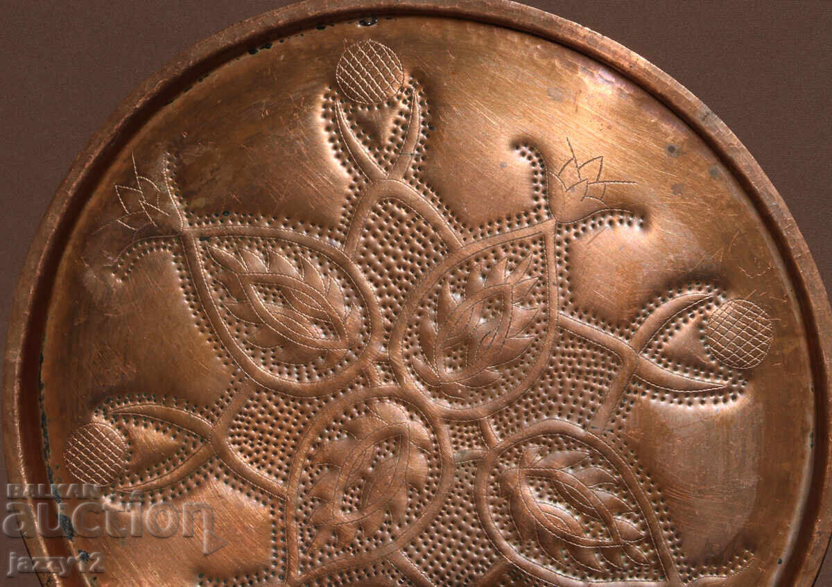 Παράδοση Παλαιός χειροποίητος χάλκινος δίσκος με φλοράλ μοτίβα