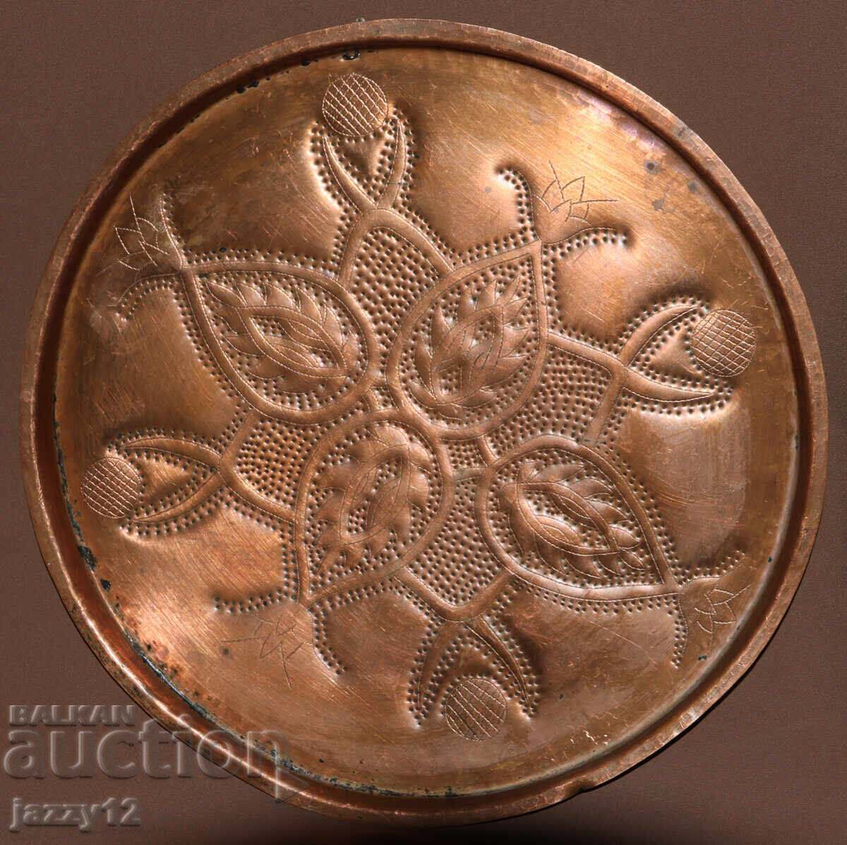 Παλαιός χειροποίητος χάλκινος δίσκος με φλοράλ μοτίβα