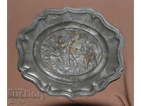 Παλιό πιάτο ψημένο, δίσκος με παραστατικά μοτίβα