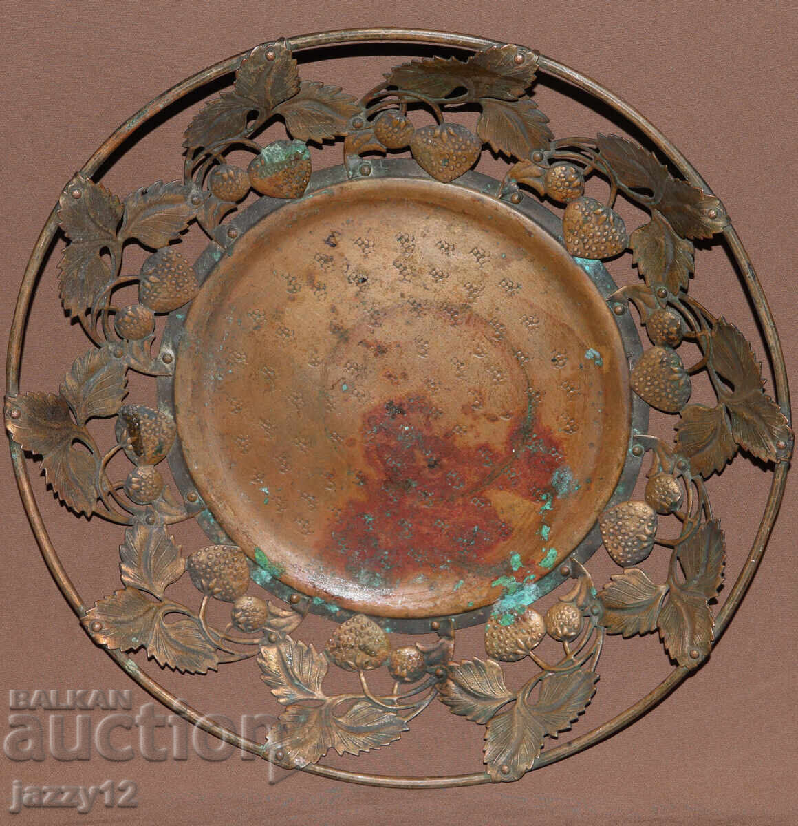 Παλαιό χειροποίητο χάλκινο μπολ δίσκος με φλοράλ μοτίβα με τιμή 190.00 BGN | € 97.15