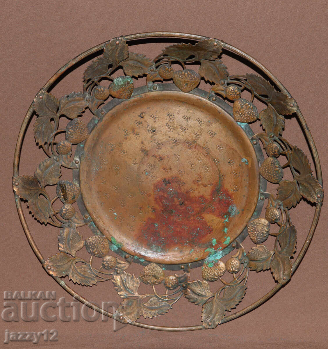 Παλαιό χειροποίητο χάλκινο μπολ δίσκος με φλοράλ μοτίβα