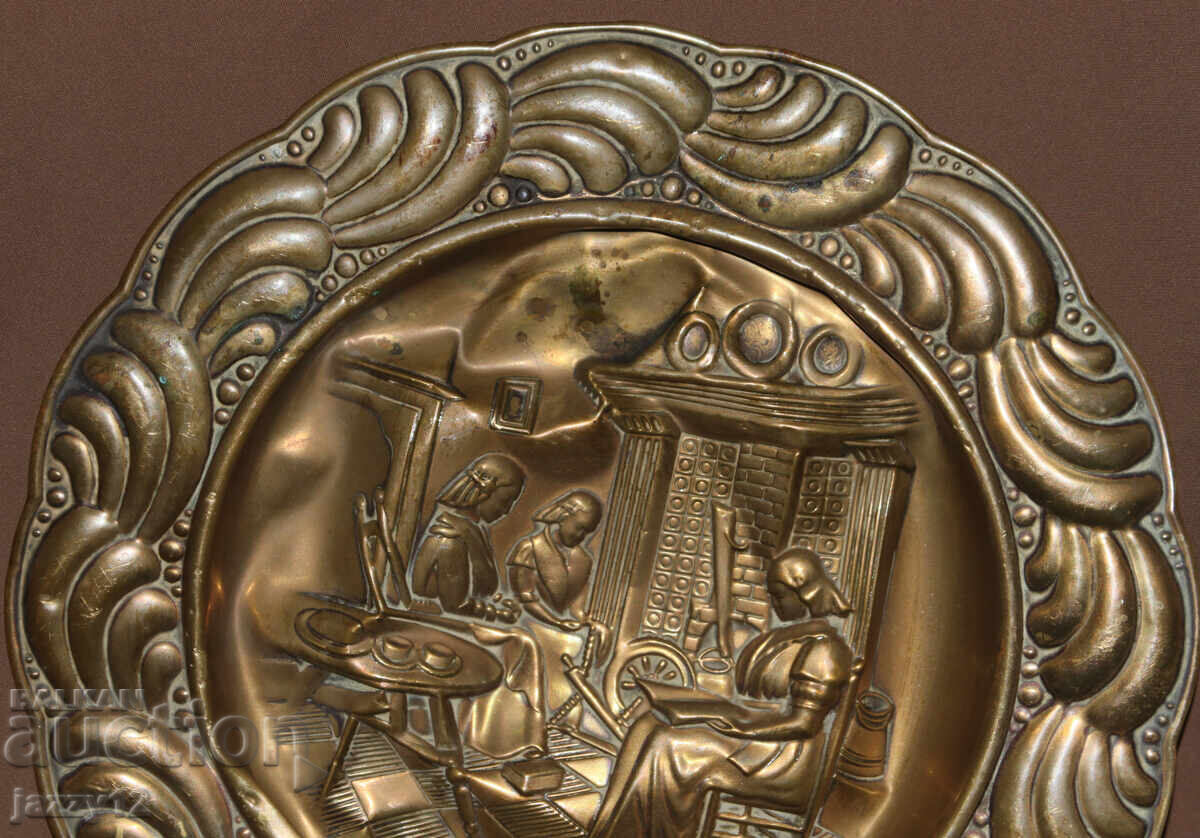 Παράδοση Παλιό ορειχάλκινο πιάτο, διακοσμητικό τοίχου, παστορικά μοτίβα