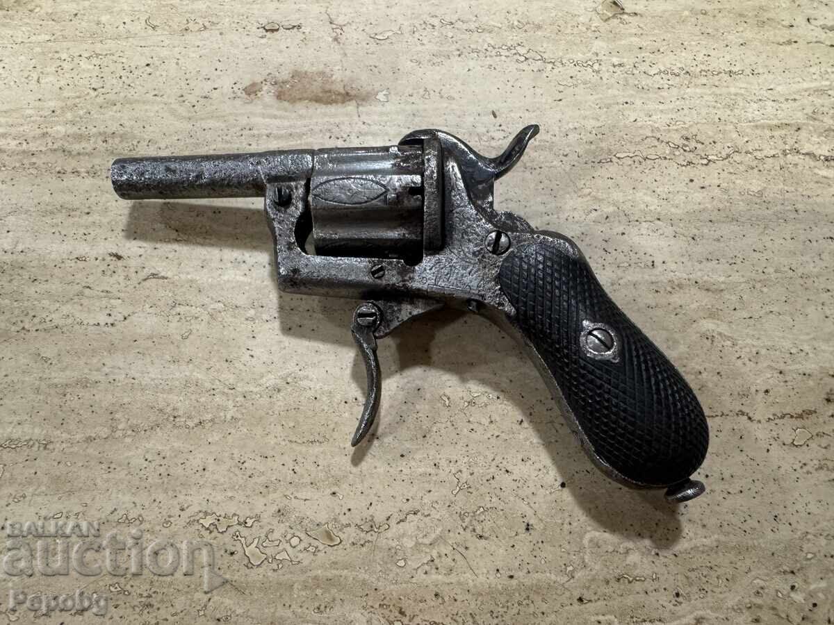 Revolver vechi, pistol cu preț 249.00 BGN | € 127.31