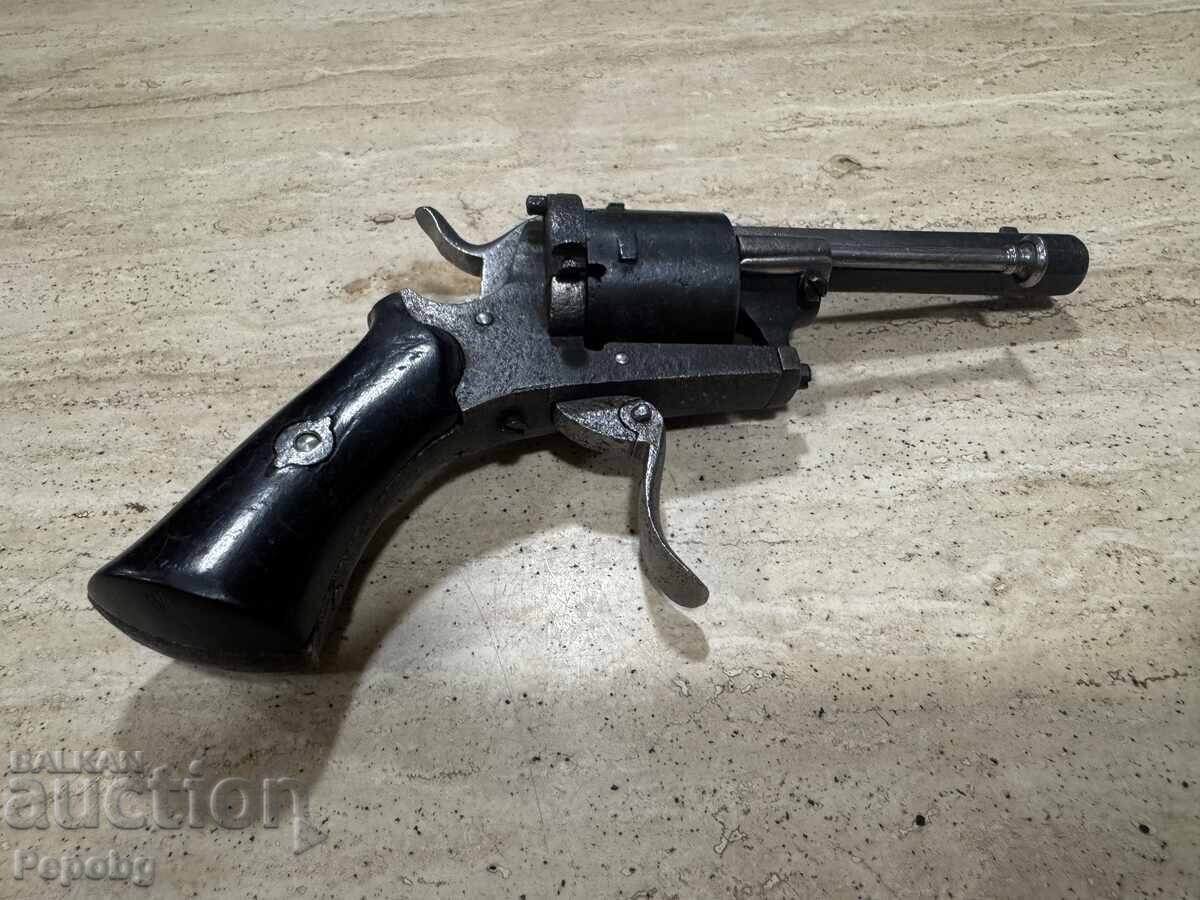Revolver vechi, pistol cu preț 299.00 BGN | € 152.88