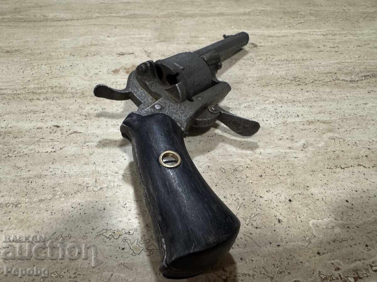 Revolver vechi, pistol cu preț 299.00 BGN | € 152.88