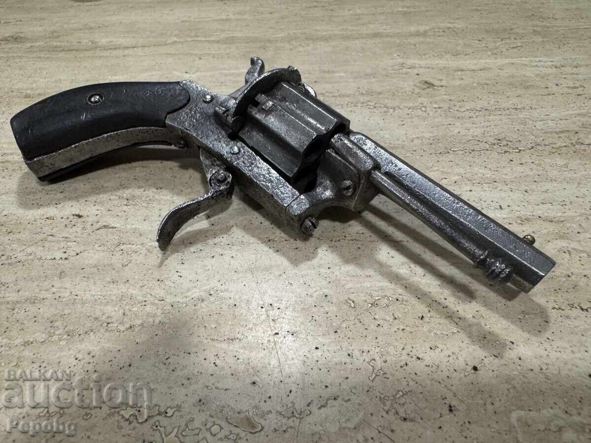 Revolver vechi, pistol cu preț 299.00 BGN | € 152.88
