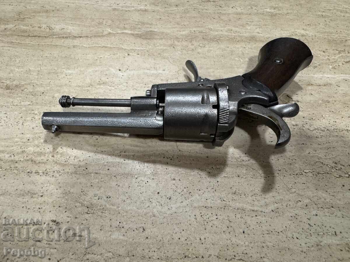 Livrarea Revolver vechi, pistol Livrarea Revolver vechi, pistol