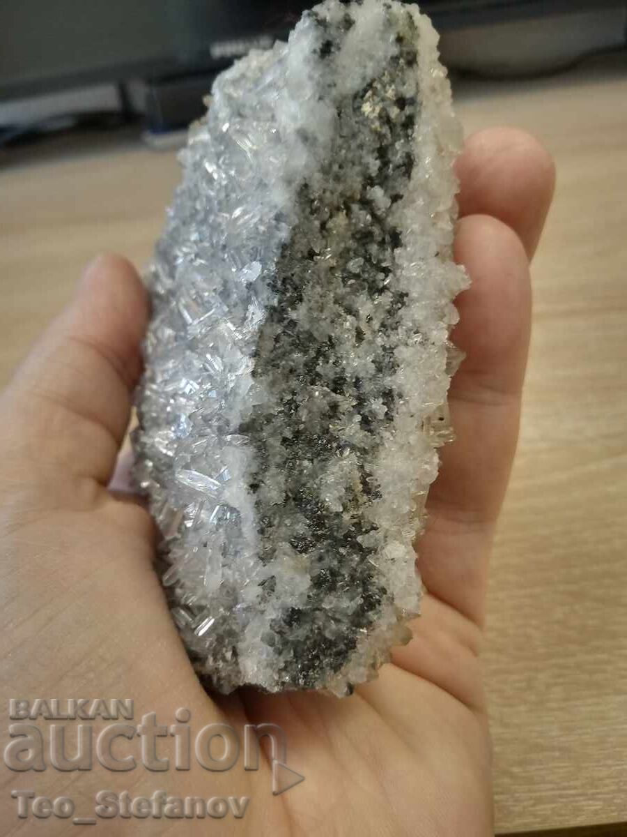 Delivery of Quartz cluster with many beautiful crystals Delivery of Quartz cluster with many beautiful crystals