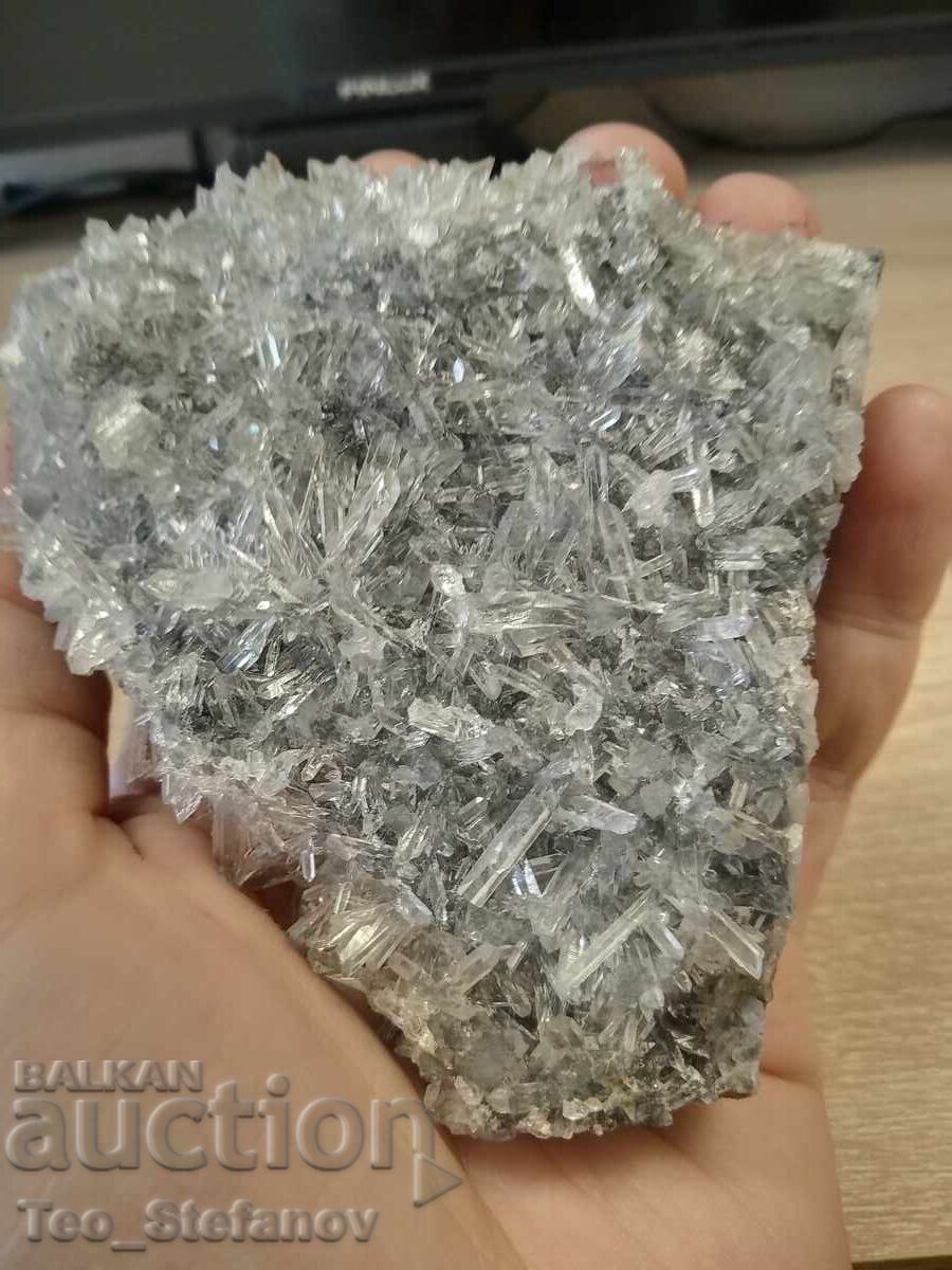 Quartz cluster with many beautiful crystals Quartz cluster with many beautiful crystals