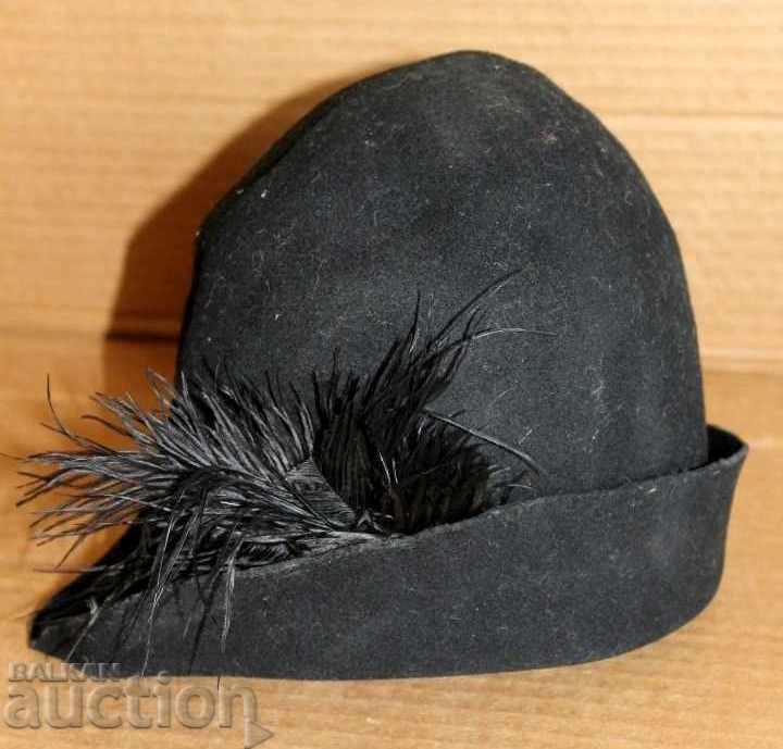 Auction  1920s Fashionable Hat City Cocoon Capela Perfect