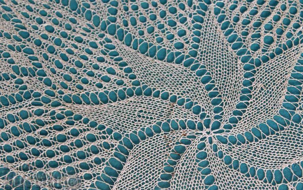 Auction  AUTHENTIC OLD KNITTED SQUARE ONE HOOK ROUND COVER