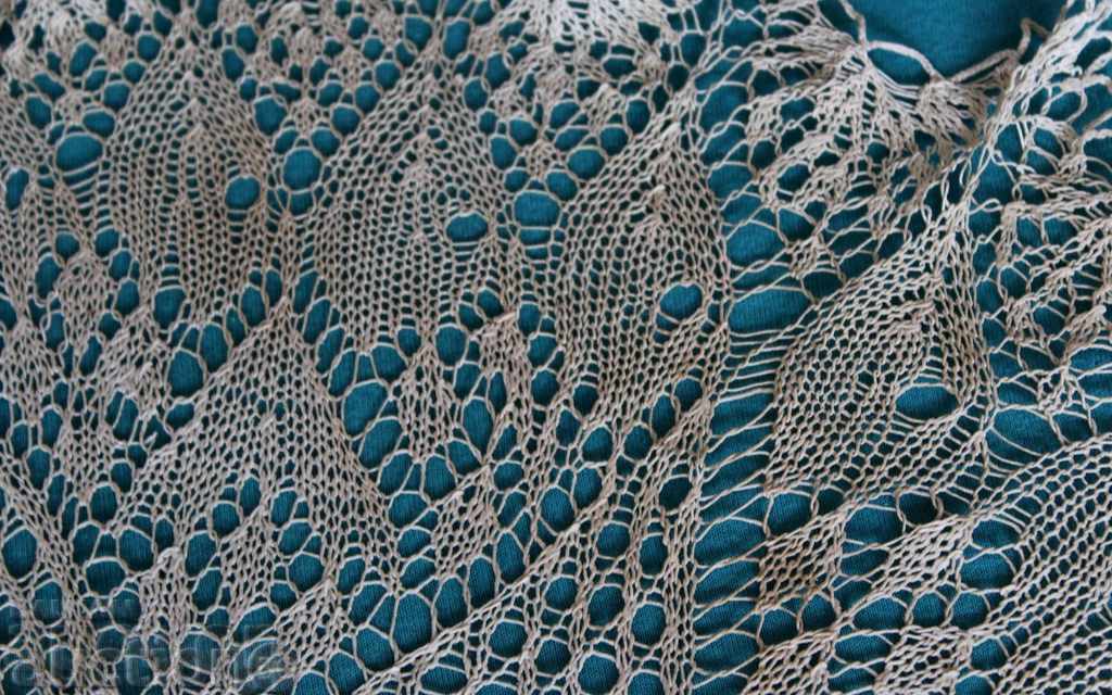 Delivery of AUTHENTIC OLD KNITTED SQUARE ONE HOOK ROUND COVER