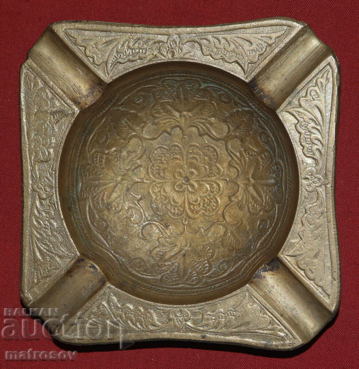 Cenușar din alamă lucrat manual cu preț 80.00 BGN | € 40.90