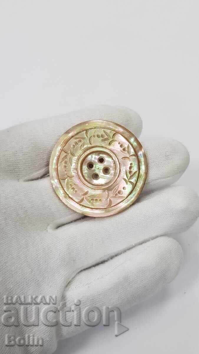 Buton mare, rar, de sidef, din perioada Renașterii Naționale (secolele XIX-XX) cu preț 85.00 BGN | € 43.46