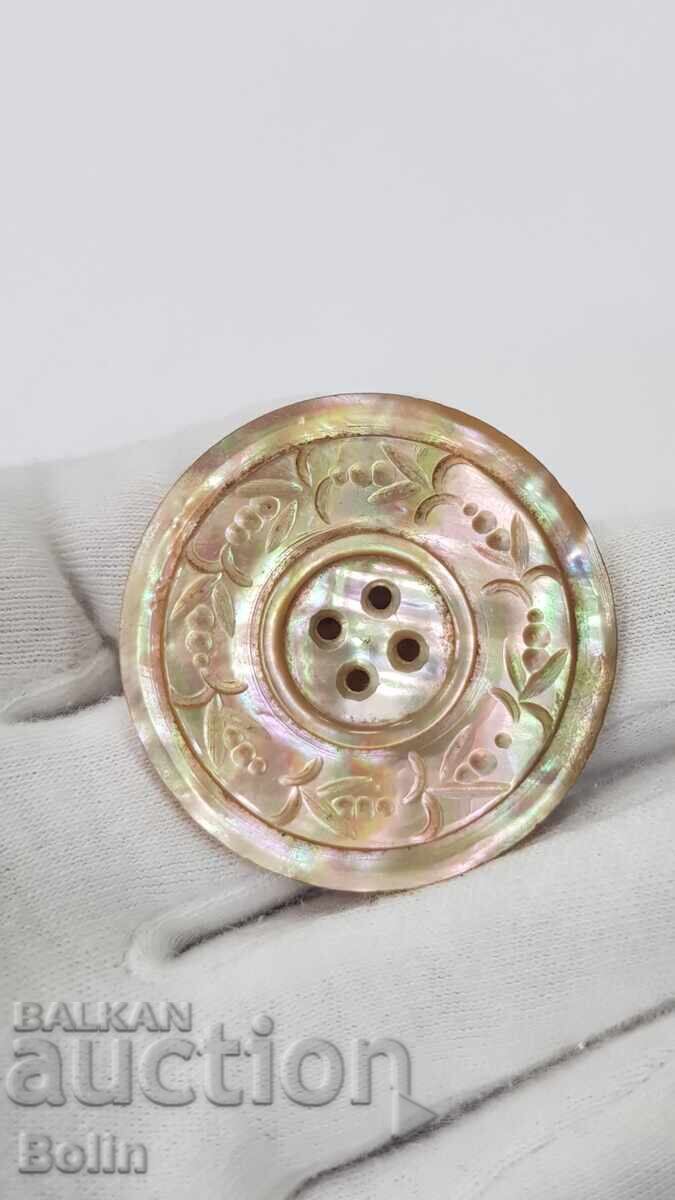 Buton mare, rar, de sidef, din perioada Renașterii Naționale (secolele XIX-XX)