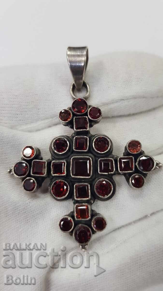 Впечатляващ сребърен стар кръст с гранати 20 век Впечатляващ сребърен стар кръст с гранати 20 век