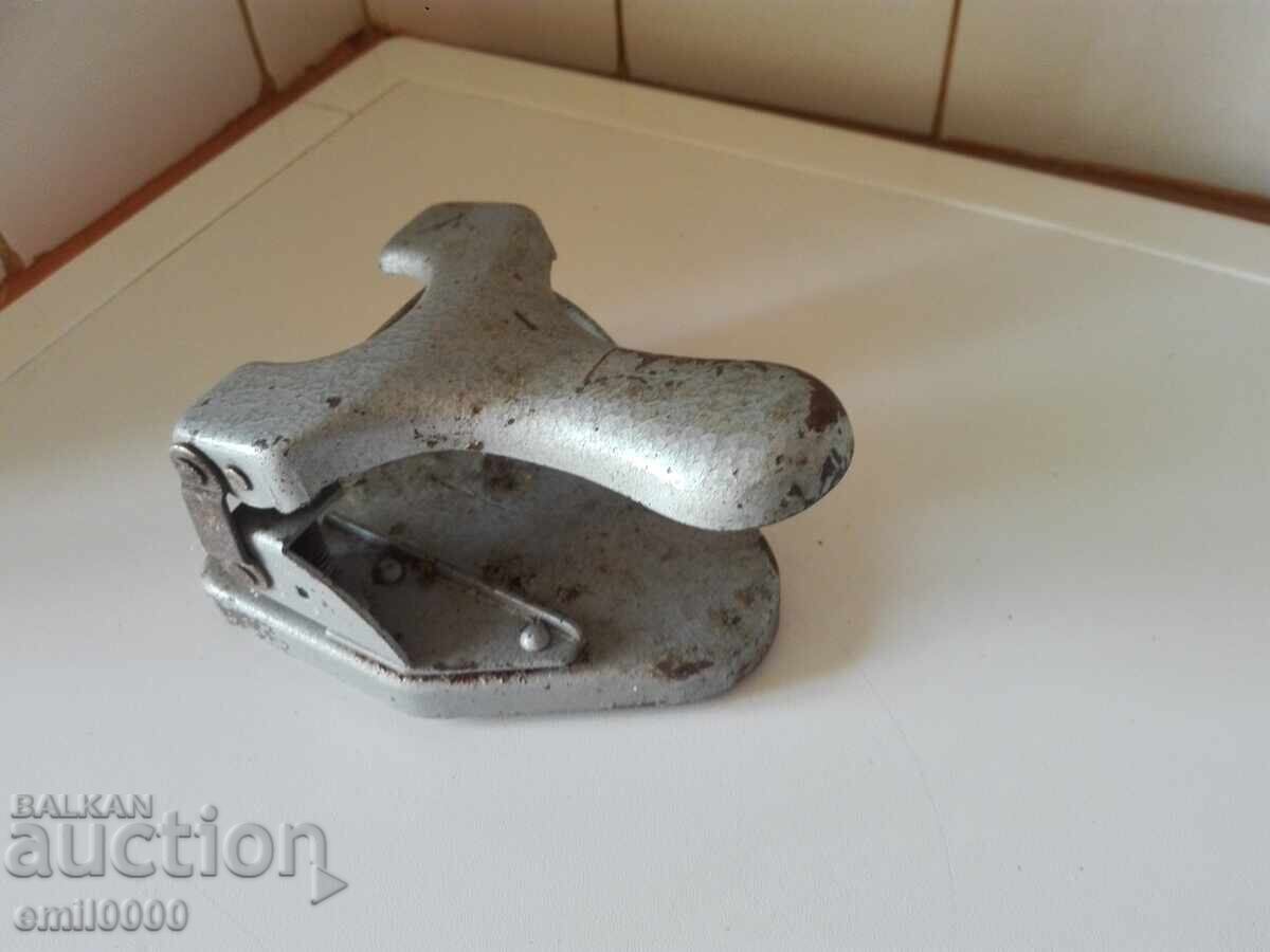 Vechi perforator cu preț 9.99 BGN | € 5.11