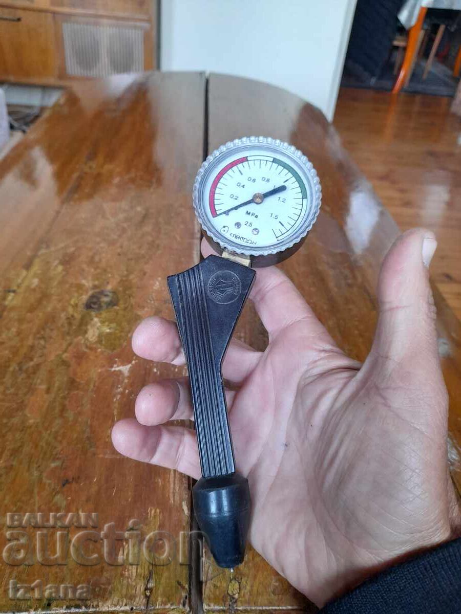 Old cylinder pressure gauge with price 45.00 BGN | € 23.01