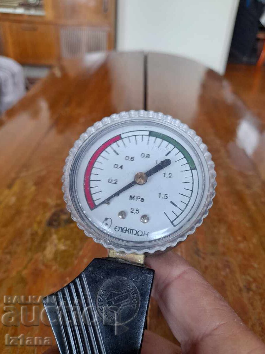 Auction  Old cylinder pressure gauge