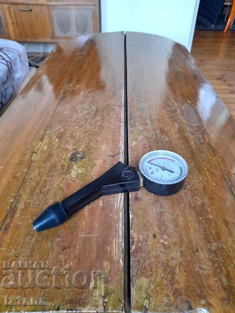 Old cylinder pressure gauge
