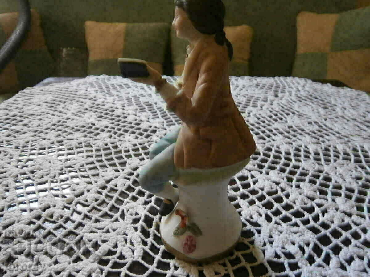 Porcelain figure with price 10.00 BGN | € 5.11 Porcelain figure with price 10.00 BGN | € 5.11