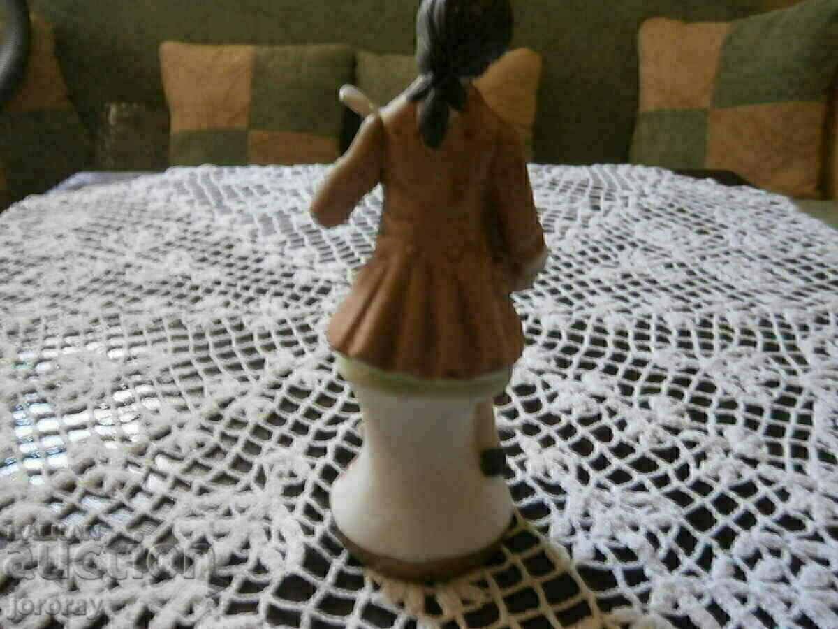 Auction Porcelain figure Auction Porcelain figure