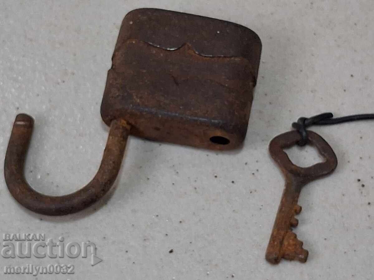 Old padlock with padlock padlock, latch, suitcase - 6