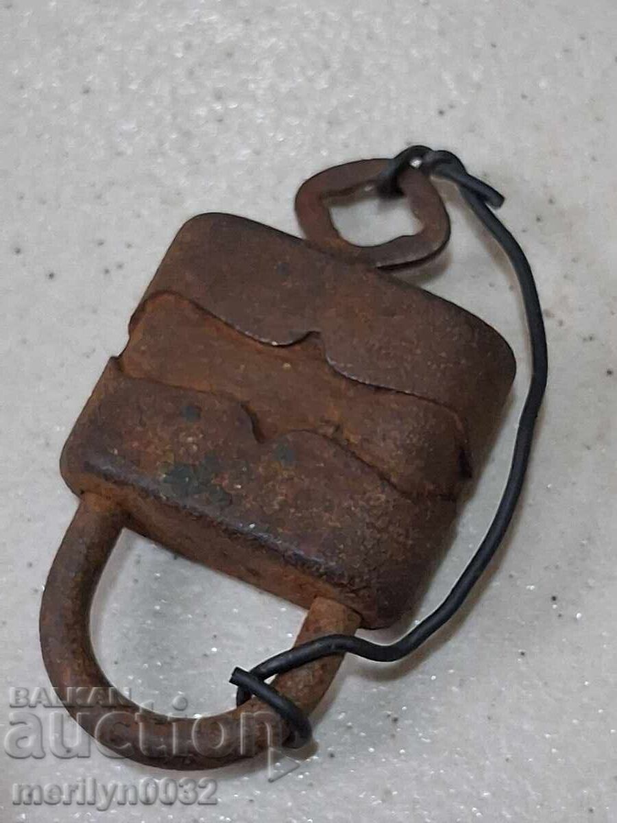 Old padlock with padlock padlock, latch, suitcase - 7