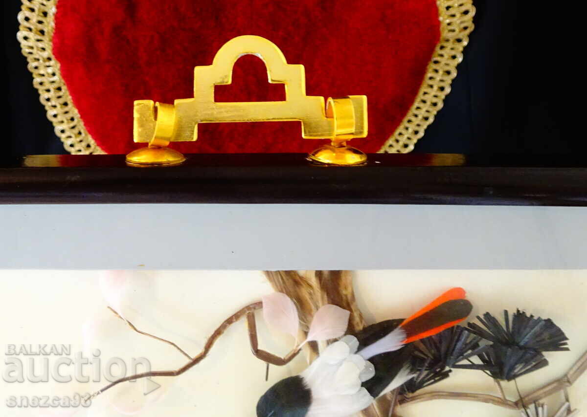 Παλιά διοράμα με φτερά πουλιών με φωλιά, σε κορνίζα με τιμή 64.00 BGN | € 32.72