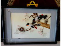 Παλιά διοράμα με φτερά πουλιών με φωλιά, σε κορνίζα