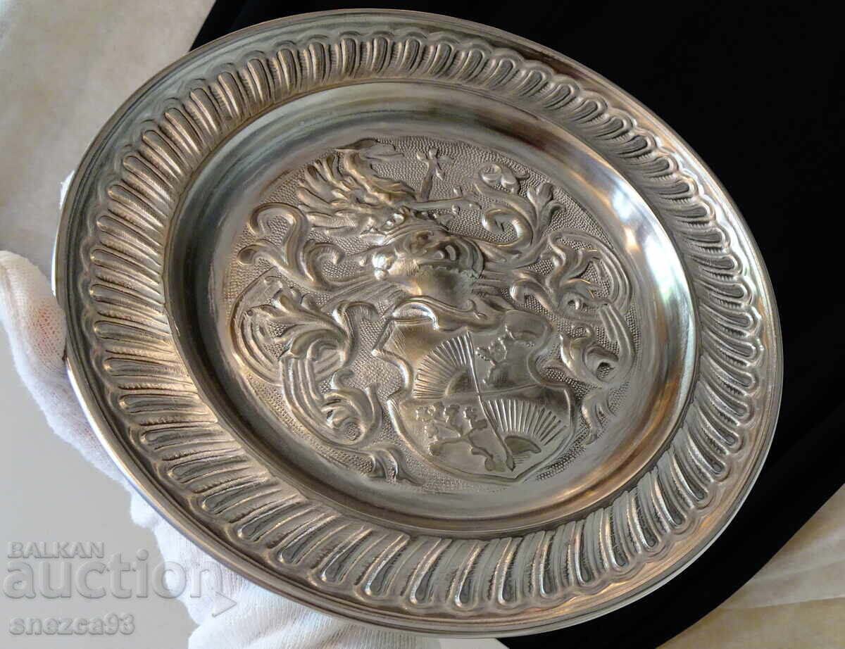 Δημοπρασία Καλαίσθητη πιατέλα, πανό, Ιππότης, Δράκος, ασπίδα, 700 γρ., μπαρόκ Δημοπρασία Καλαίσθητη πιατέλα, πανό, Ιππότης, Δράκος, ασπίδα, 700 γρ., μπαρόκ