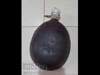 Veche canistră de apă din Al Doilea Război Mondial