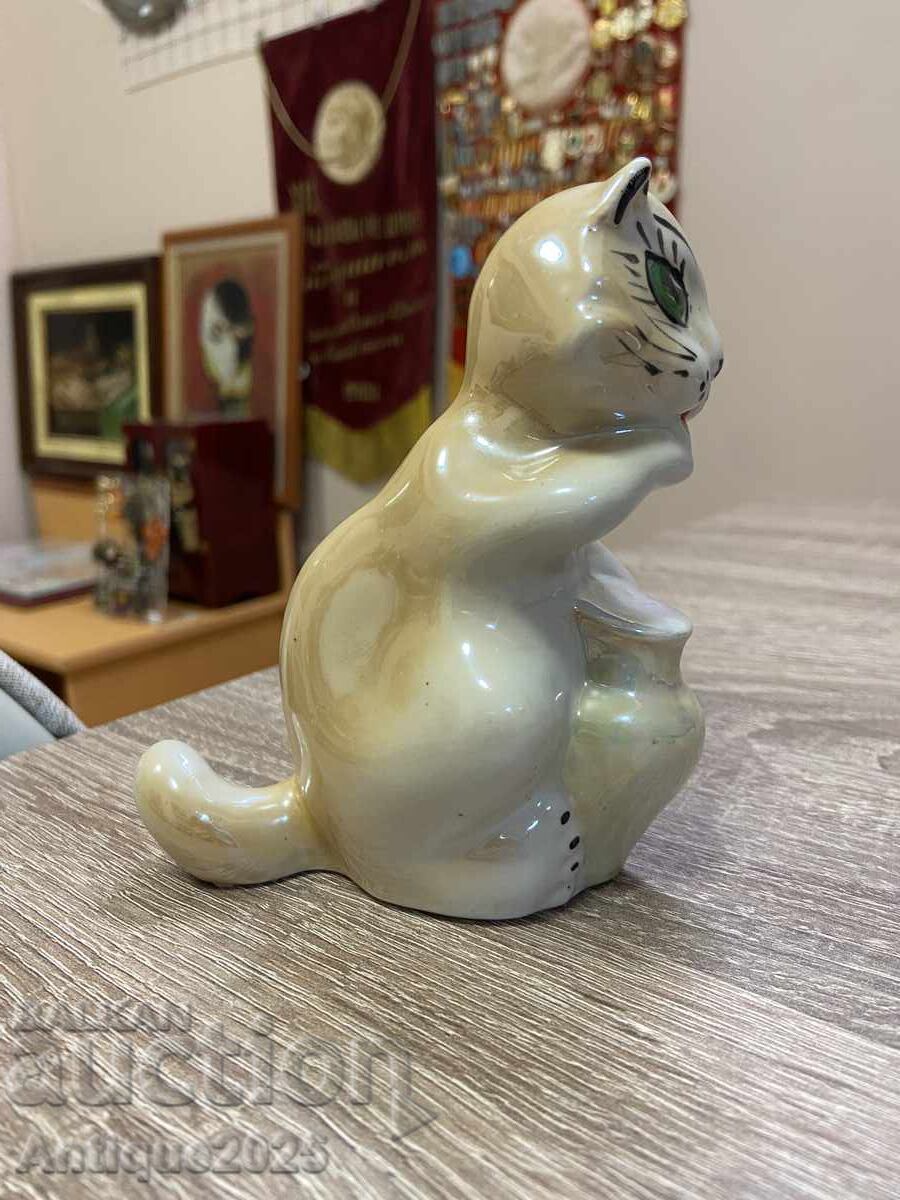 Licitație Figurină de porțelan „Pisică cu cană”