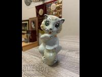 Πορσελάνινο ειδώλιο "Γάτα με κανάτα"