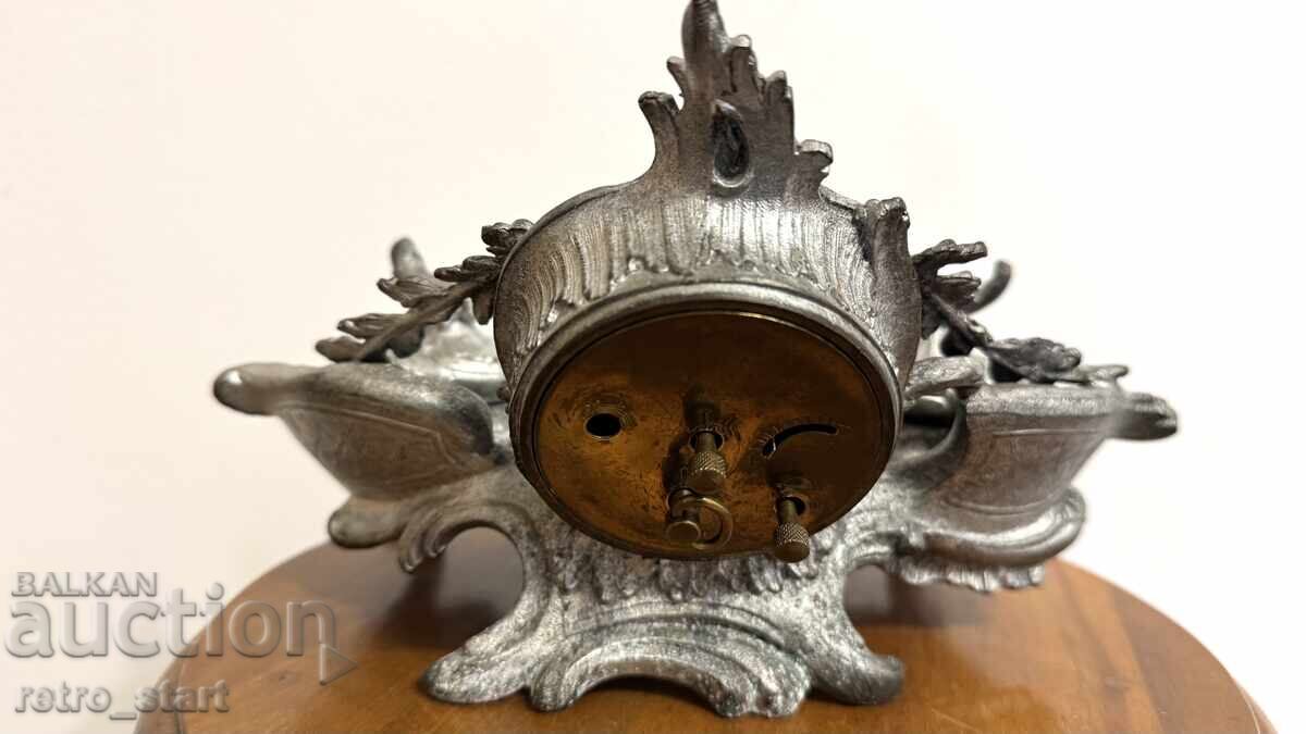 Доставка на Мастилница с часовник