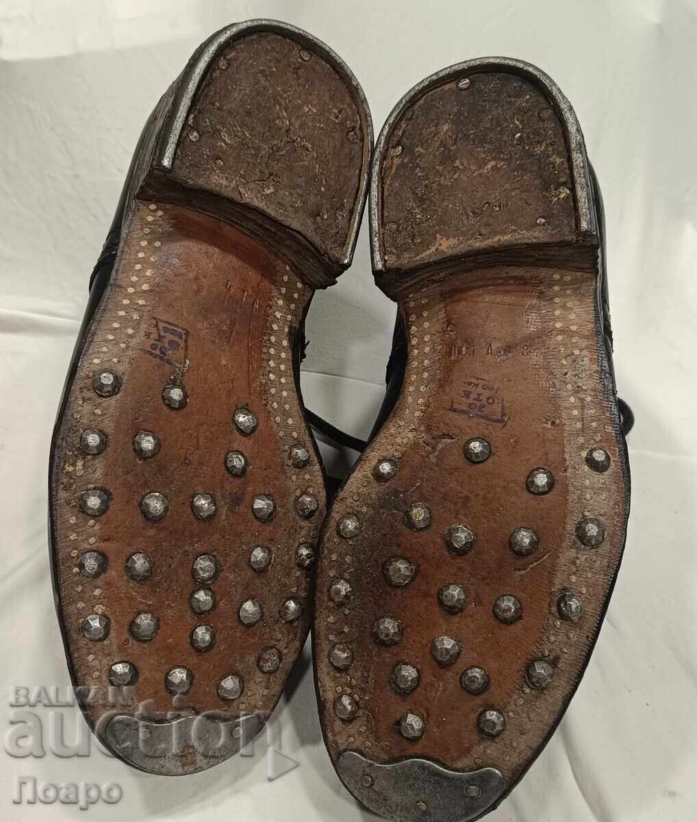 Δημοπρασία Στρατιωτικά παπούτσια, τσίγκινα! Τέλεια! Δημοπρασία Στρατιωτικά παπούτσια, τσίγκινα! Τέλεια!