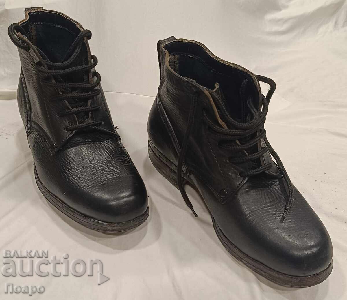 Στρατιωτικά παπούτσια, τσίγκινα! Τέλεια! Στρατιωτικά παπούτσια, τσίγκινα! Τέλεια!