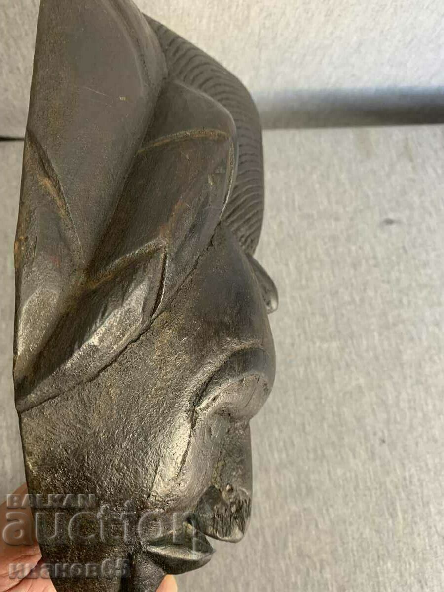 Delivery of wooden African mask Delivery of wooden African mask