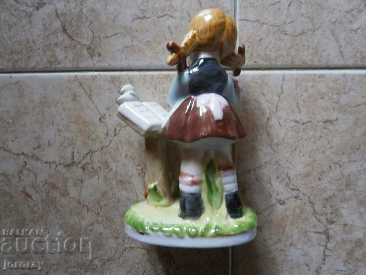 Porcelain figure 15 cm with price 10.00 BGN | € 5.11 Porcelain figure 15 cm with price 10.00 BGN | € 5.11