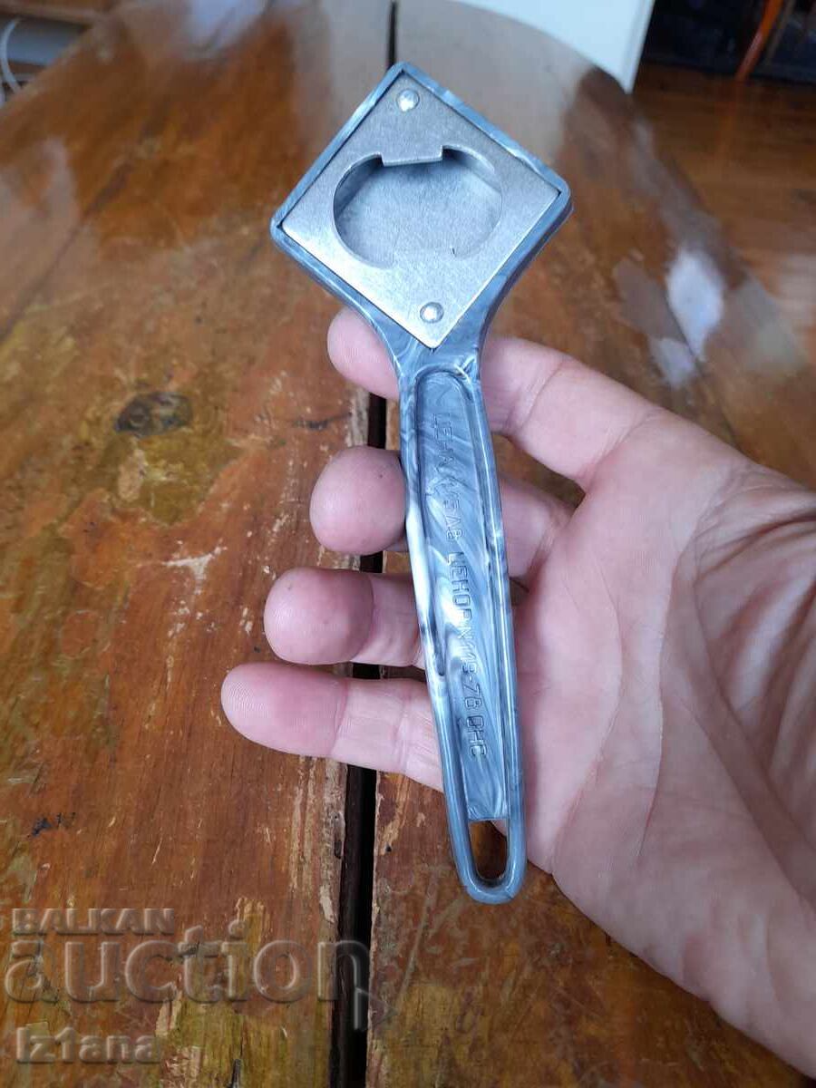 Δημοπρασία Ένα παλιό ανοιχτήρι μπουκαλιών Δημοπρασία Ένα παλιό ανοιχτήρι μπουκαλιών