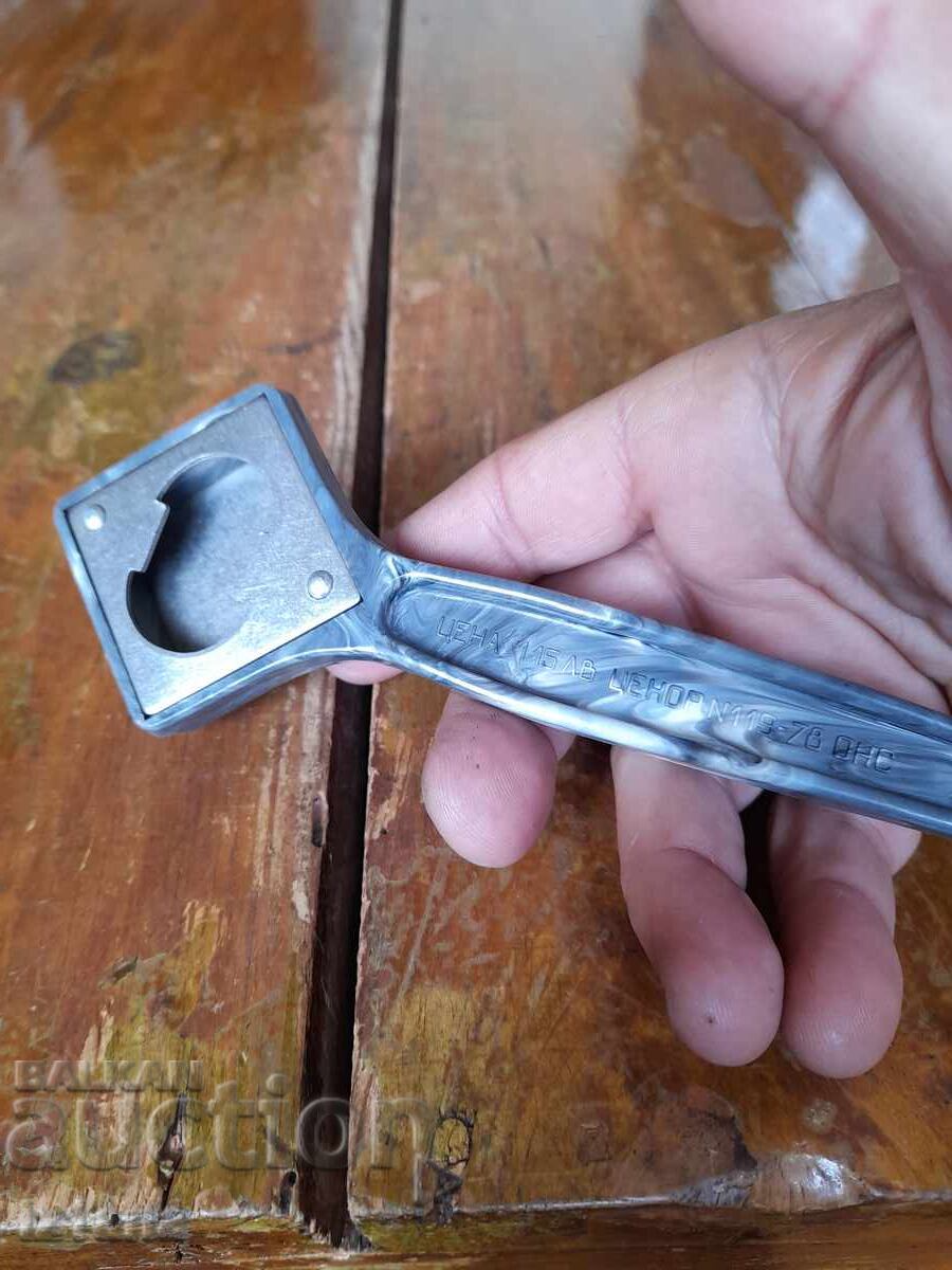 Παράδοση Ένα παλιό ανοιχτήρι μπουκαλιών Παράδοση Ένα παλιό ανοιχτήρι μπουκαλιών