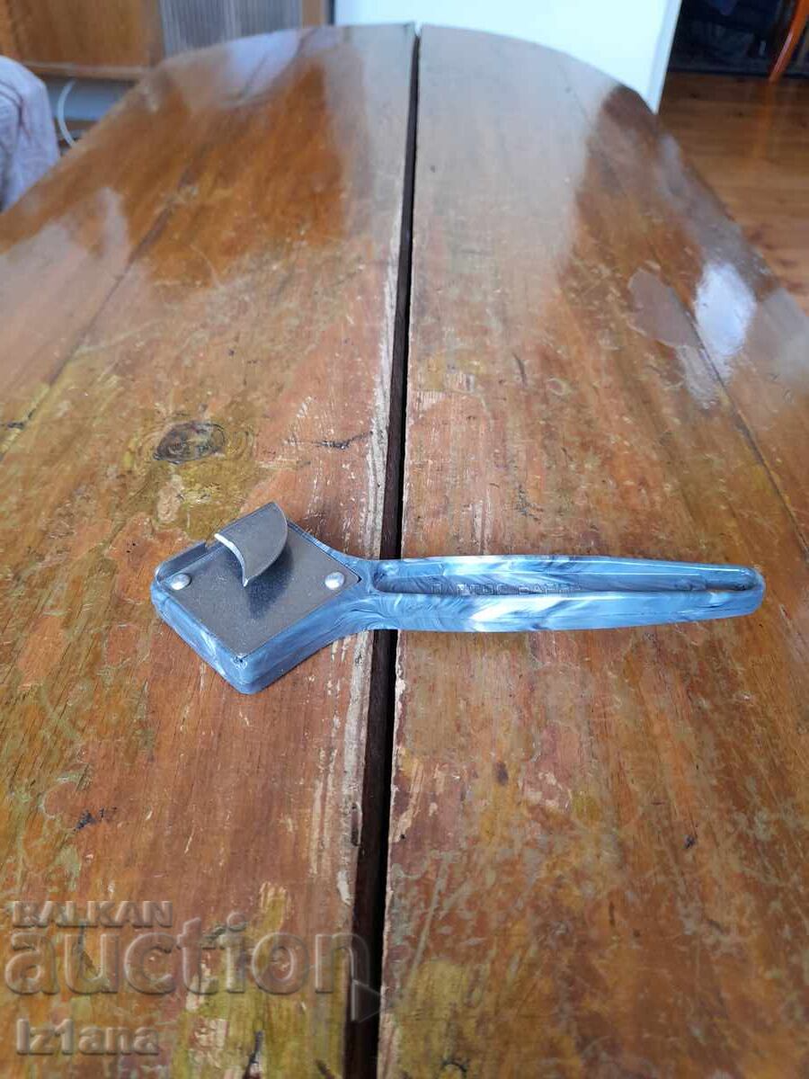 Ένα παλιό ανοιχτήρι μπουκαλιών Ένα παλιό ανοιχτήρι μπουκαλιών