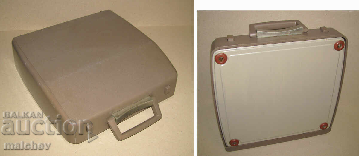 Mașină de scris veche Cornelia cu litere latine, funcțională, excelentă cu preț 50.00 BGN | € 25.56 Mașină de scris veche Cornelia cu litere latine, funcțională, excelentă cu preț 50.00 BGN | € 25.56