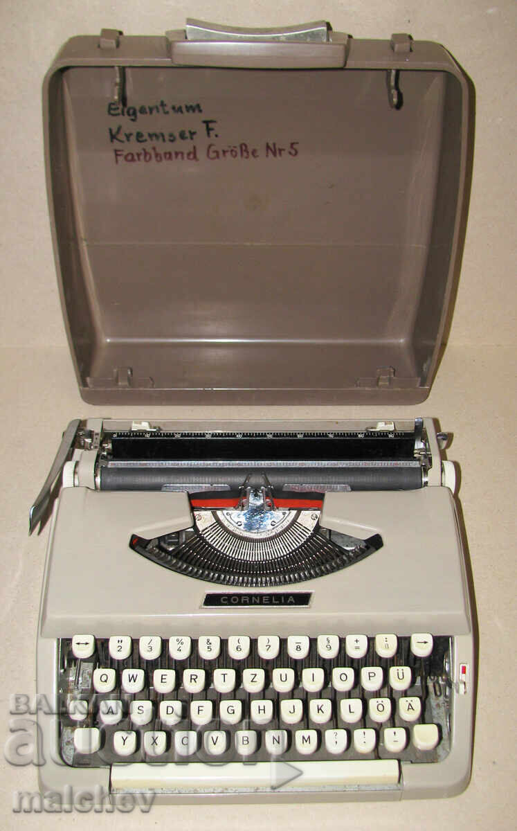 Licitație Mașină de scris veche Cornelia cu litere latine, funcțională, excelentă Licitație Mașină de scris veche Cornelia cu litere latine, funcțională, excelentă