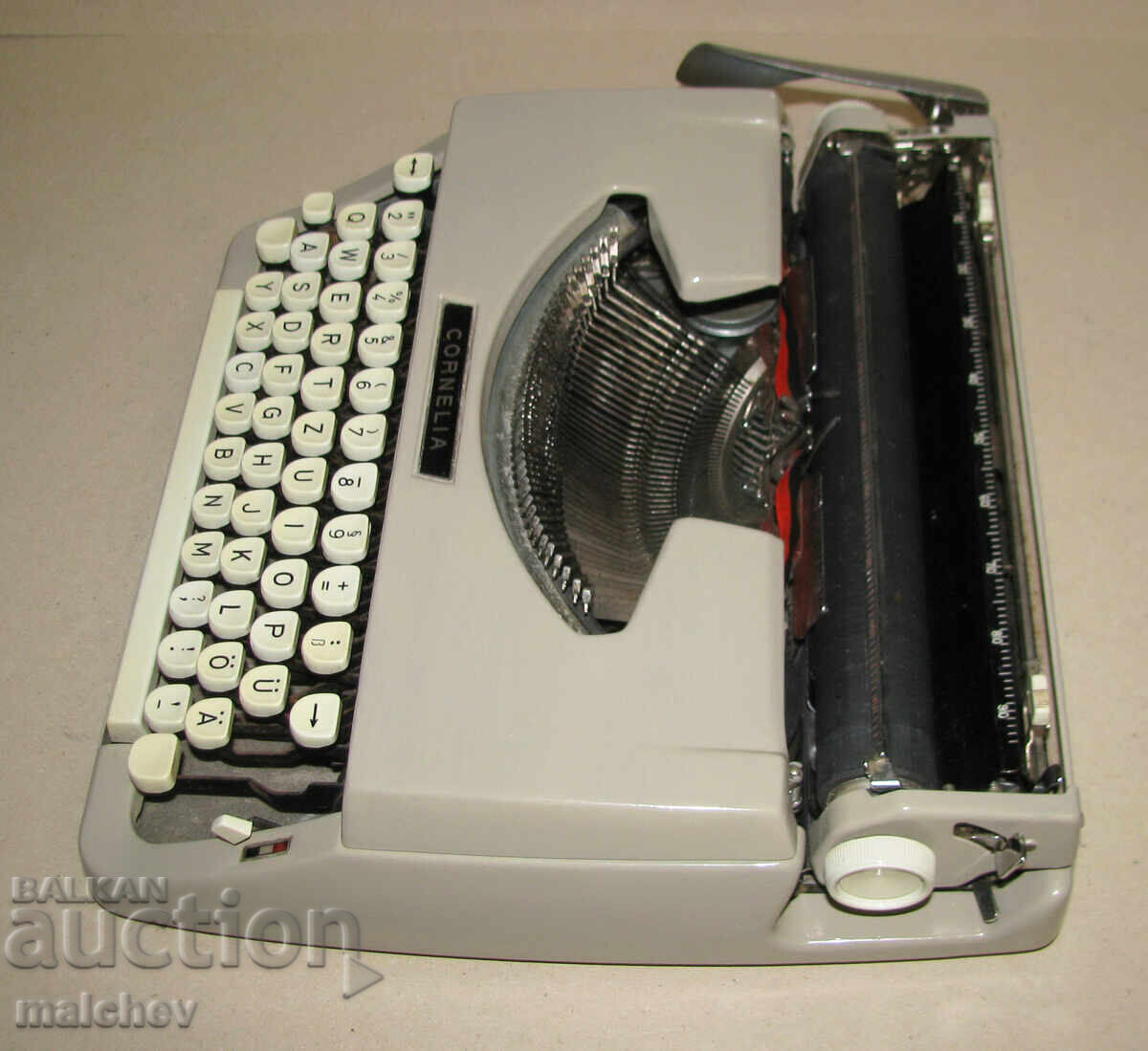 Mașină de scris veche Cornelia cu litere latine, funcțională, excelentă - 5 Mașină de scris veche Cornelia cu litere latine, funcțională, excelentă - 5