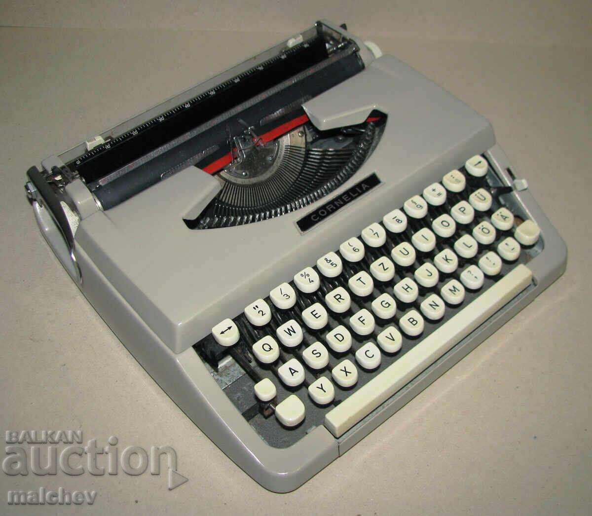 Mașină de scris veche Cornelia cu litere latine, funcțională, excelentă Mașină de scris veche Cornelia cu litere latine, funcțională, excelentă