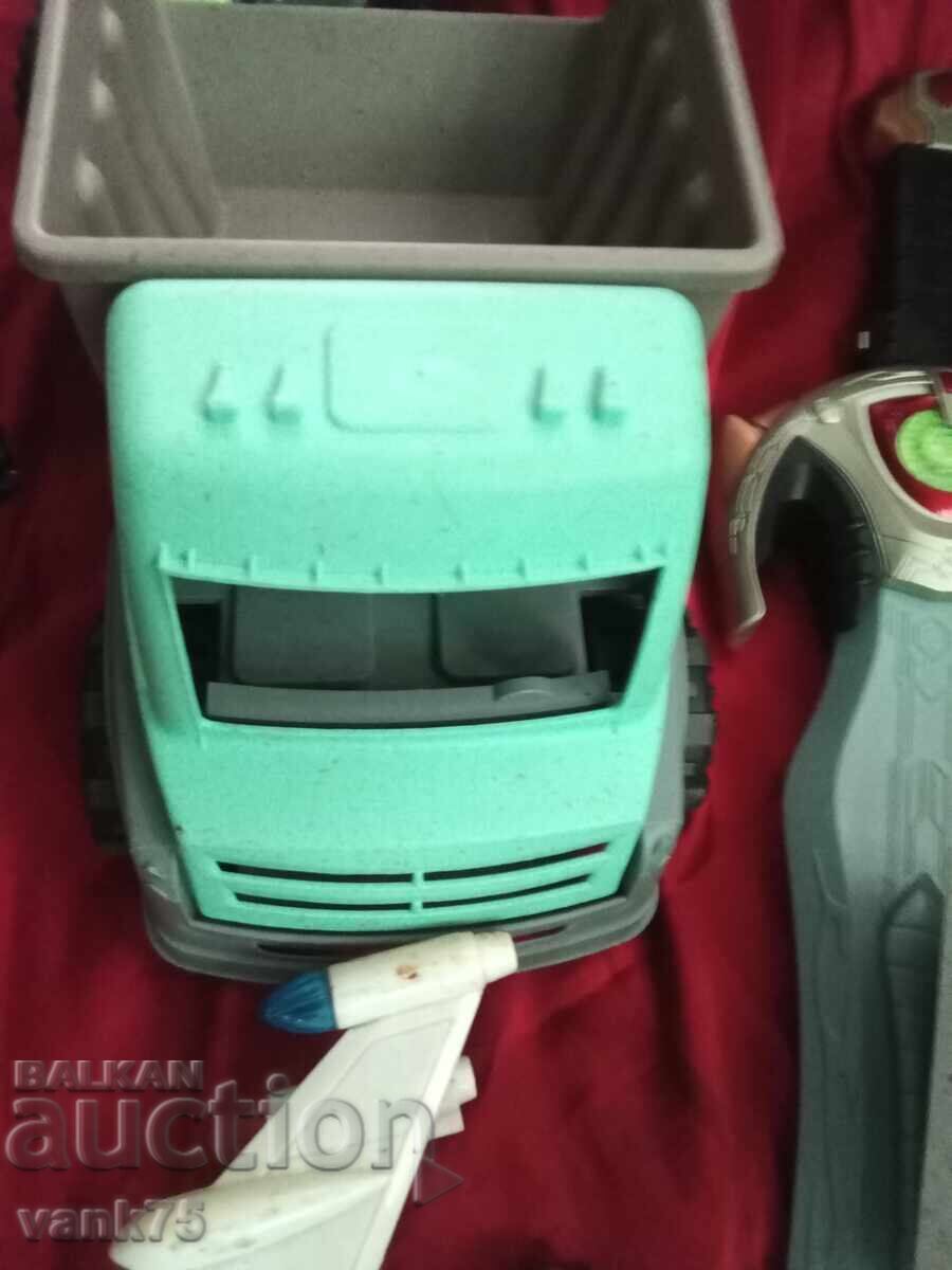 Ολόκληρη παρτίδα αυτοκινήτων, αεροπλάνων που μετατρέπονται σε ρομπότ και άλλα με τιμή 25.00 BGN | € 12.78