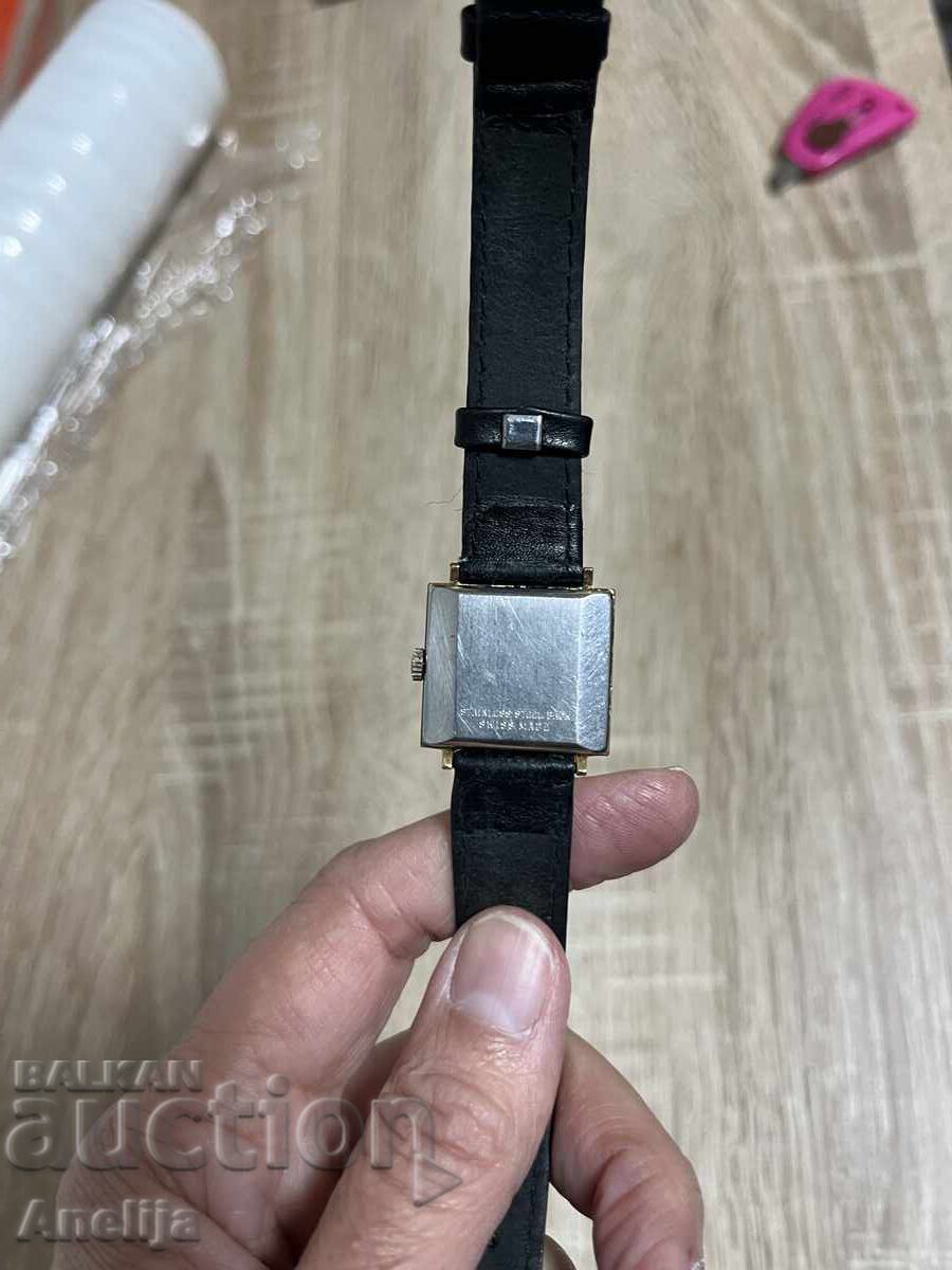 Дамски часовник швейцарски с цена 50.00 лв. | € 25.56